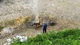 Заснеха с дрон жител на Плоски да пали огън дни след огнената стихия и евакуацията на селото