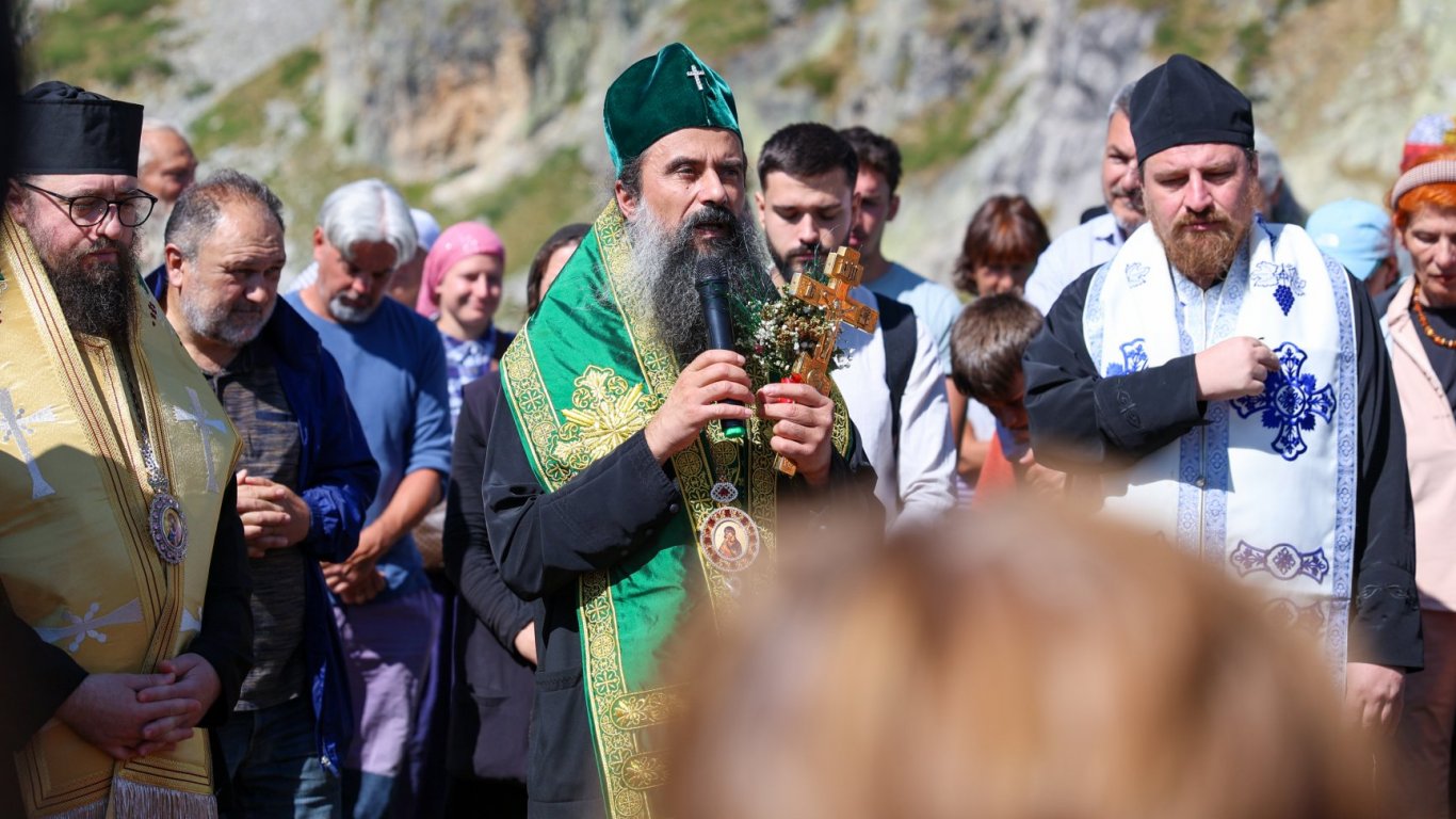 Патриархът с водосвет на езерото "Бъбрека", не било запазено място за нездрави секти