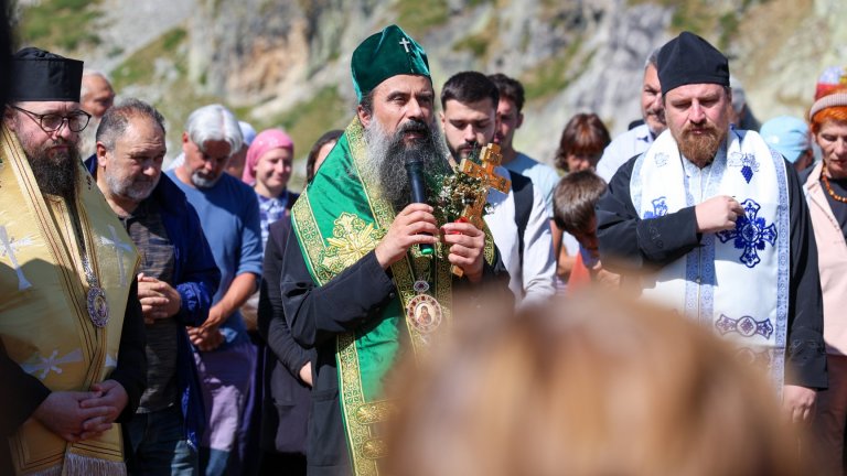 Патриархът с водосвет на езерото "Бъбрека", не било запазено място за нездрави секти