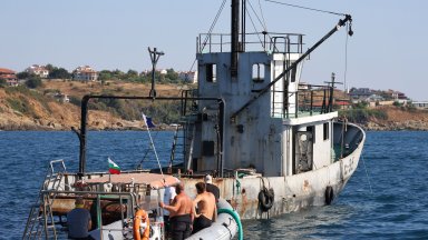 Вижте последното плаване на кораба "Чавдар" към морското дъно (снимки видео)