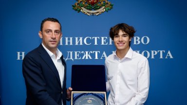Министърът на спорта награди Никола Цолов за постиженията във Формула 3