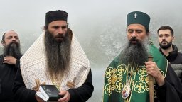 В мъглата на 2282 метра в Рила: Патриархът отслужи водосвет край езерото "Бъбрека" (снимки)