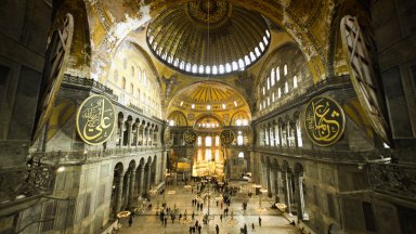 Наблюдателна посетителка на храма Света София в Истанбул е предотвратила