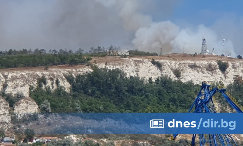 гори в Балчик в района зад надписа за града. Това