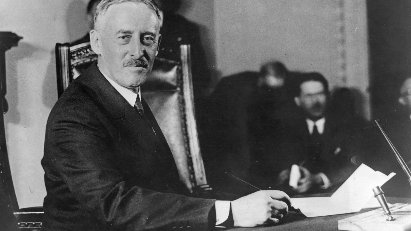  Военният министър на Съединени американски щати Хенри Стимсън е умел политик, чиято кариера стартира над 3 десетилетия преди войната 