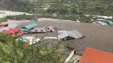 Кално свлачище помете цяло хималайско село в Индия (видео)
