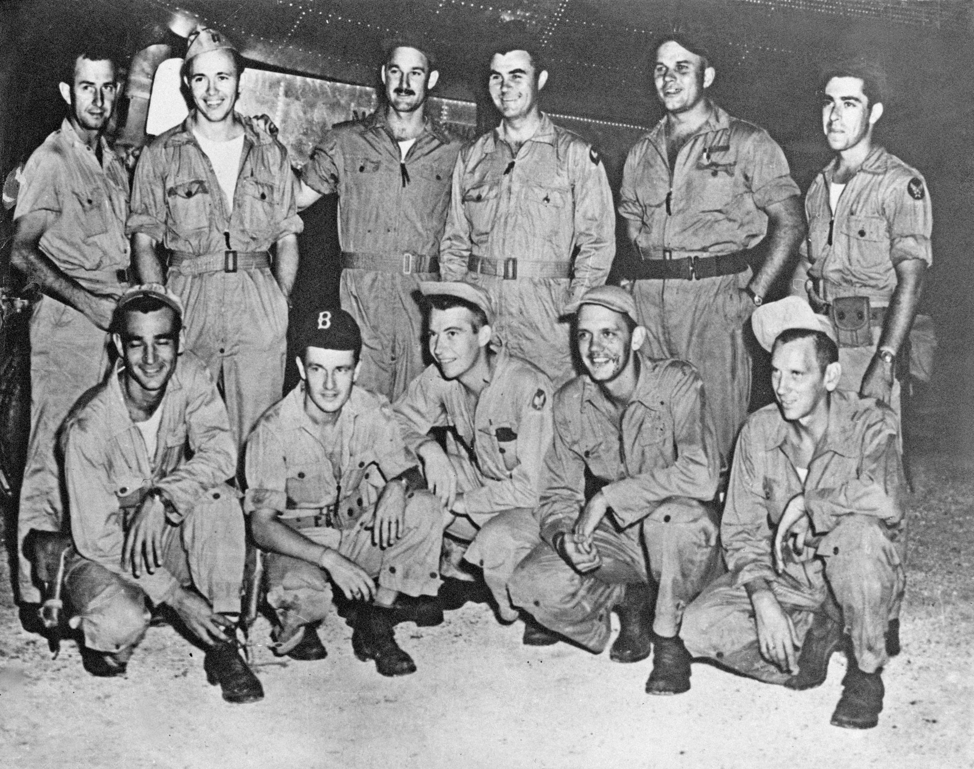 6 август 1945 г., авиобазата на остров Тиниан, Марианските острови - Екипажът на бомбардировача Боинг B-29, "Енола Гей", позира за снимка преди излитането за Хирошима