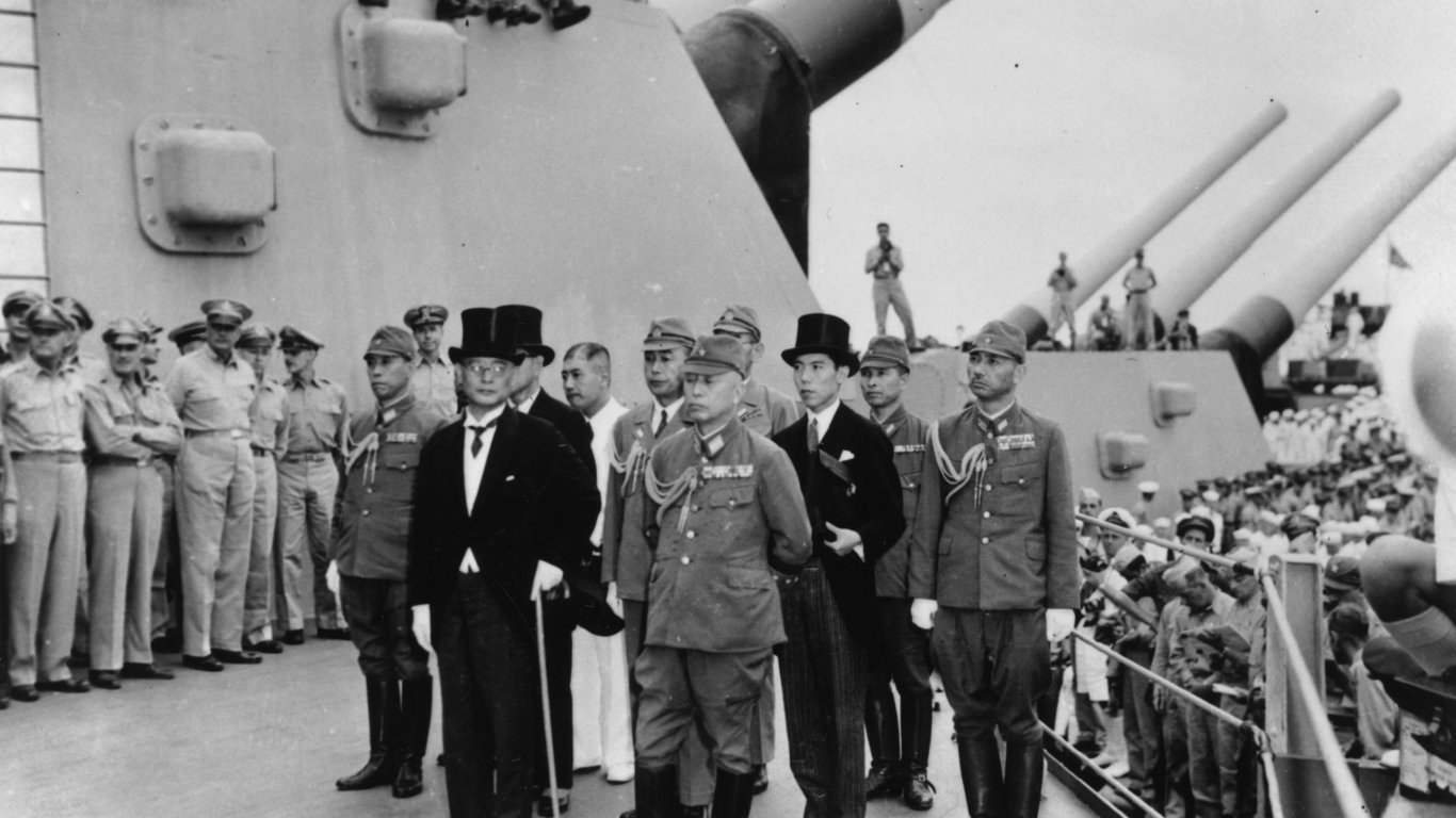 Япония капитулира, но императорът запазва позицията си