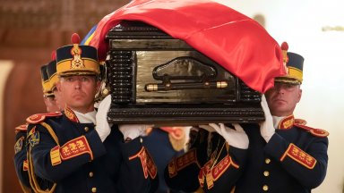 Румънец пътува цяла нощ, за да отдаде последна почит на бившия президент Йон Илиеску (снимки)