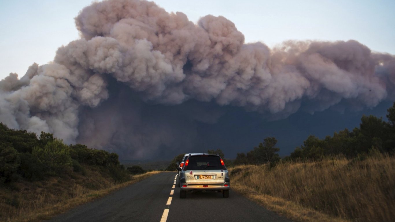 Пожари и във Франция: "Катастрофа от безпрецедентен мащаб", според премиера на страната