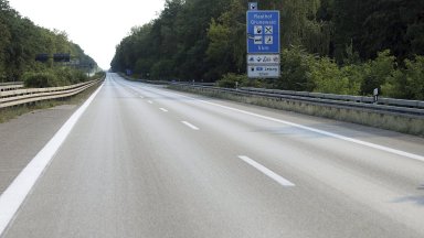 Водач на лека кола беше глобен за шофиране по магистрала