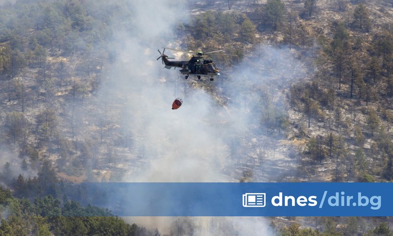 Екипаж от състава на 24-а авиобаза в Крумово с вертолет