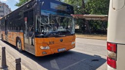 Два автобуса се удариха на спирка в София (снимки)