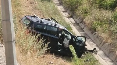Кола изхвърча в дере след сблъсък на Околовръстния път в София, двама са ранени