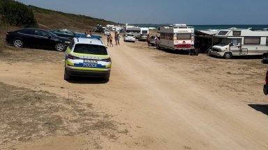 Започнаха масови проверки с глоби до 3000 лв. за паркиране върху дюни (снимки)