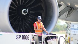 "Тръпката е голяма“: Спотъри посрещнаха Боинг 787 Дриймлайнер в София (снимки)