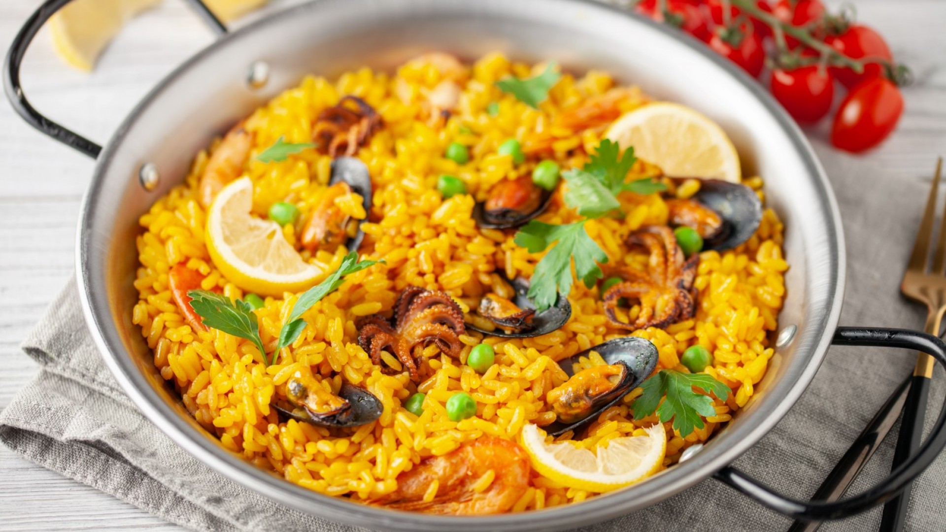 Лесна и бърза паеля с морски дарове