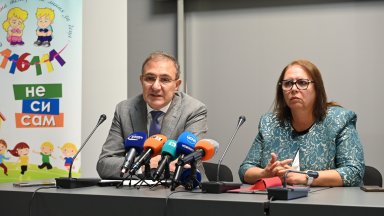 Министърът на труда и социалната политика Борислав Гуцанов и Държавната