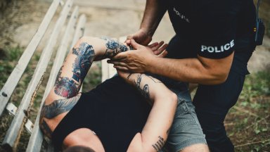 Криминалистите от РПУ Дупница задържаха двама младежи на 16 и