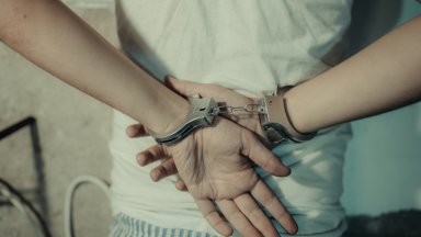 Повдигнаха обвинение на 21-годишен за убийството на полицейската съпруга в Първомай 