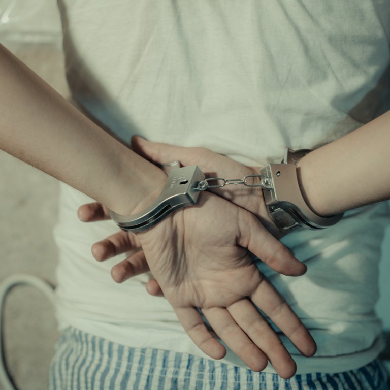 Повдигнаха обвинение на 21-годишен за убийството на полицейската съпруга в Първомай 