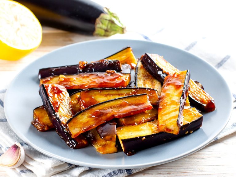 Пикантен печен патладжан с мед