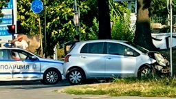 Шофьорка блъсна патрулка с трима полицаи вътре на кръстовище в Русе