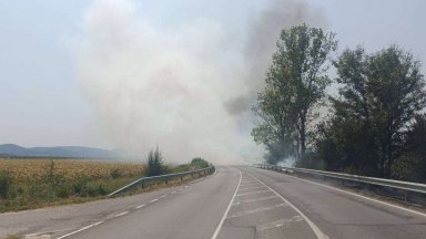 Пожар в земеделски площи до моста на Камчия край село
