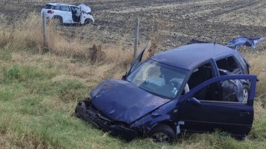 Два автомобила след сблъсък при опит за изпреварване В болница