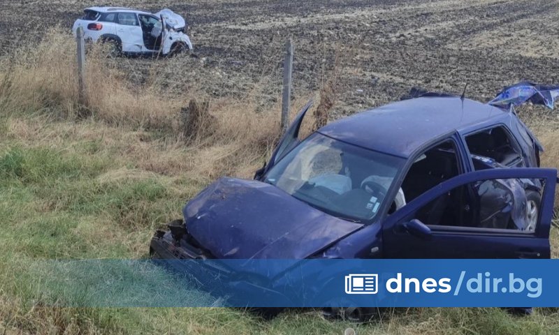 Два автомобила  след сблъсък при опит за изпреварване. В болница