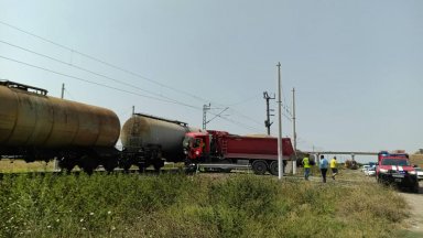 Товарен влак блъсна камион на железопътен прелез в Пловдивско При