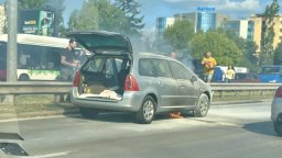 Кола се запали в движение на "Цариградско шосе", шофьори се притекоха на помощ (снимки)
