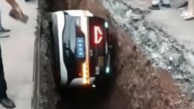 Автономно превозно средство управлявано от услугата Аполо гоу Apollo Go