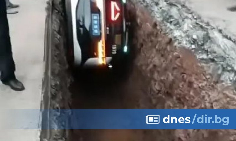 Автономно превозно средство, управлявано от услугата Аполо гоу (Apollo Go)