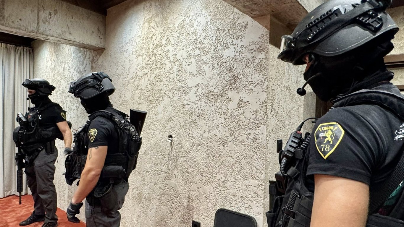 Претърсват офиси на български оръжейни търговци по искане на украинската прокуратура