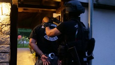 Антимафиоти в действие: Вижте арсенала на арестуваните от "Хелс Ейнджълс" (снимки/видео)