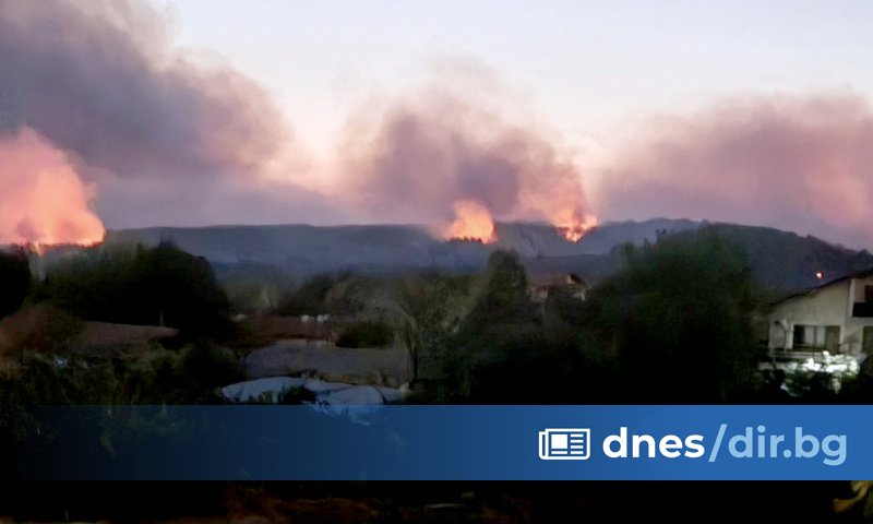 Пожарникари, горски служители, военнослужещи и доброволци продължиха през целия ден