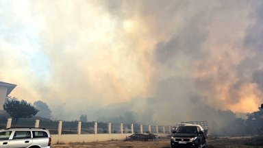 Пожарът край Сунгурларе стигна до село Скала, изгоряха къщи, евакуират жителите