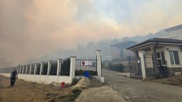 Обявиха бедствено положение в Сунгурларско заради пожар, евакуираха 40 души (снимки/видео)