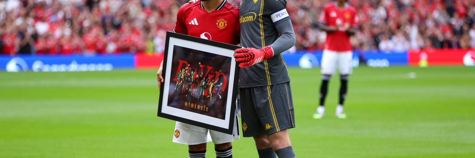 Юнайтед показа Шешко на феновете и аплодира легендарния Де Хея