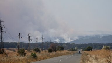 Продължава борбата с пожара в Сунгурларско Огънят все още не