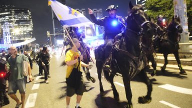 Десетки хиляди хора излязоха по улиците на Тел Авив за