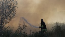 Голям пожар край язовир "Кърджали" застраши 3 села