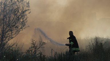 Голям горски пожар застрашава три населени места край язовир Кърджали