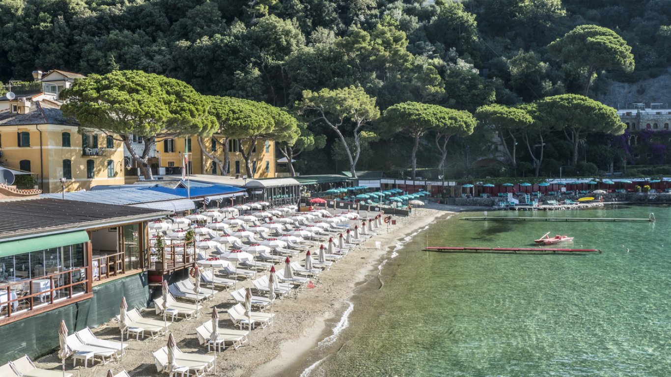 Плажовете в Италия са празни в разгара на лятото, 660 евро за чадър и шезлонг