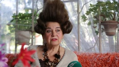 Стопкадър от bTV Кметът дойде бутна касетофона почна да къса