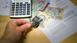 Румънците в паника: Нов проект за частните пенсии роди страхове от "скрита конфискация"