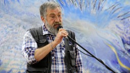 Деян Енев на 65: Вървя през света, наблюдавам и пиша за това, което ме впечатлява