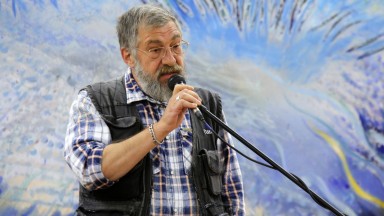 Деян Енев на 65: Вървя през света, наблюдавам и пиша за това, което ме впечатлява