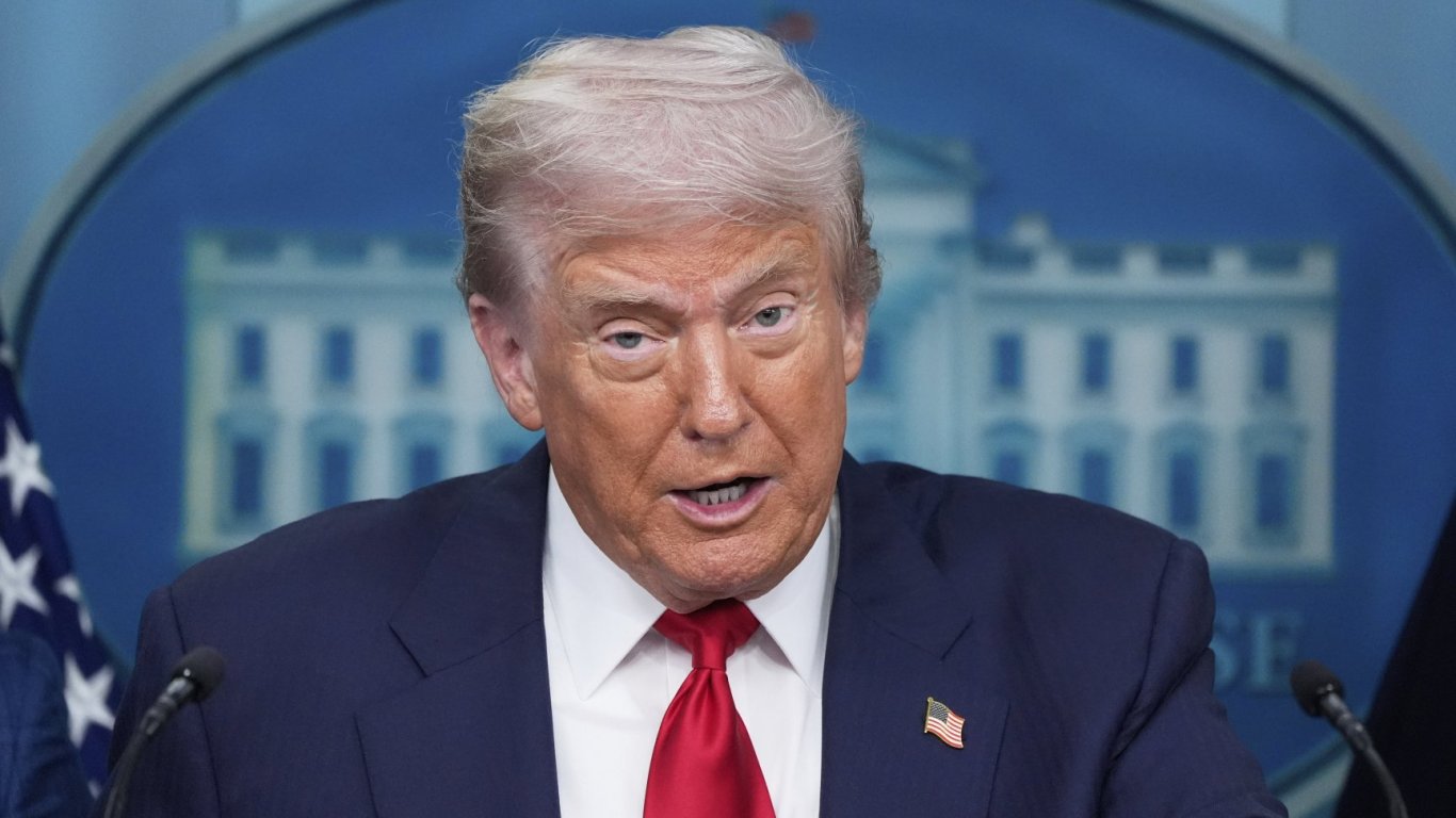 Американската агенция FEMA уволнява служители, критикували Тръмп